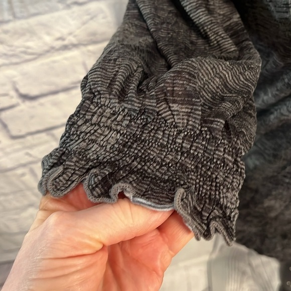 David Cline Crushed Top NWT Smocked Sleeves V-neck Size Small Black/Gray - Picture 5 of 11